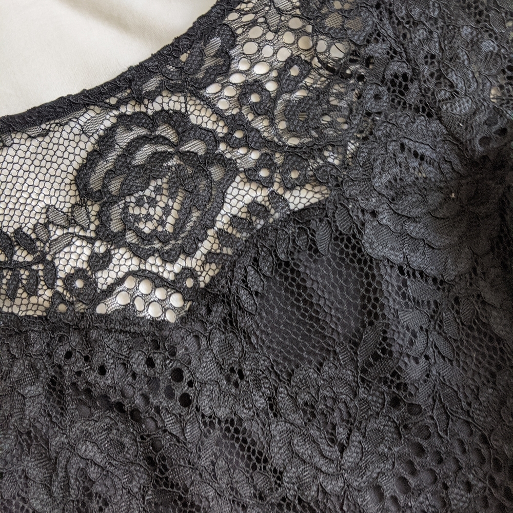 Curve-hugging Lace LBD - Picture 4 of 8
